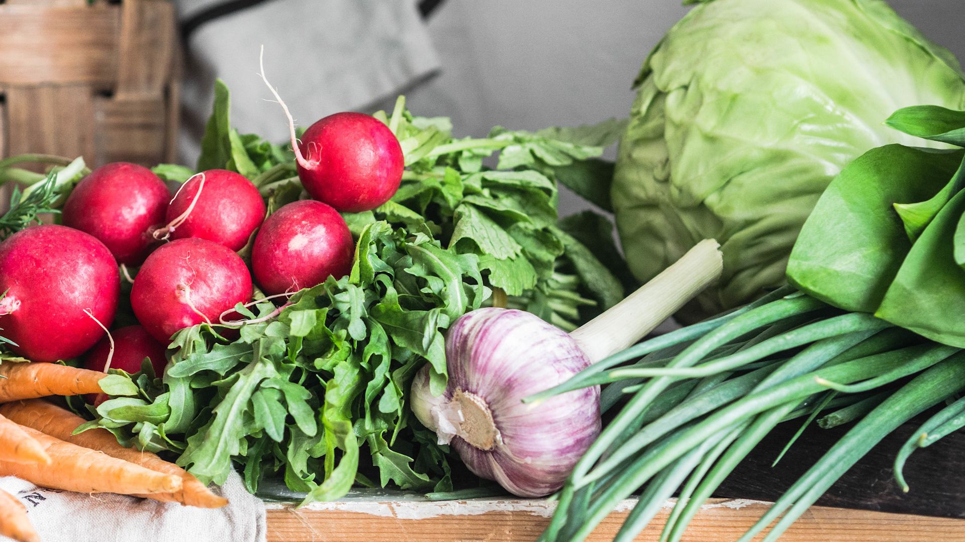 весенний салат с редиской. смесь овощная «шакшука» 400г. весенние овощи. редис зелень. редис shutterstock.